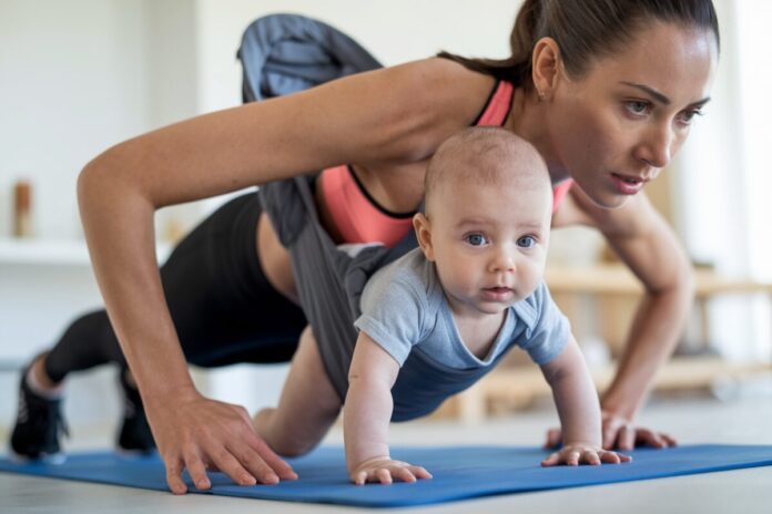 Maman faisant de l'exercice avec son bébé